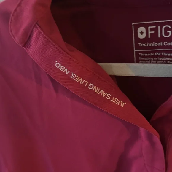 Figs Rafaela scrub top in Raspberry - Picture 3 of 5